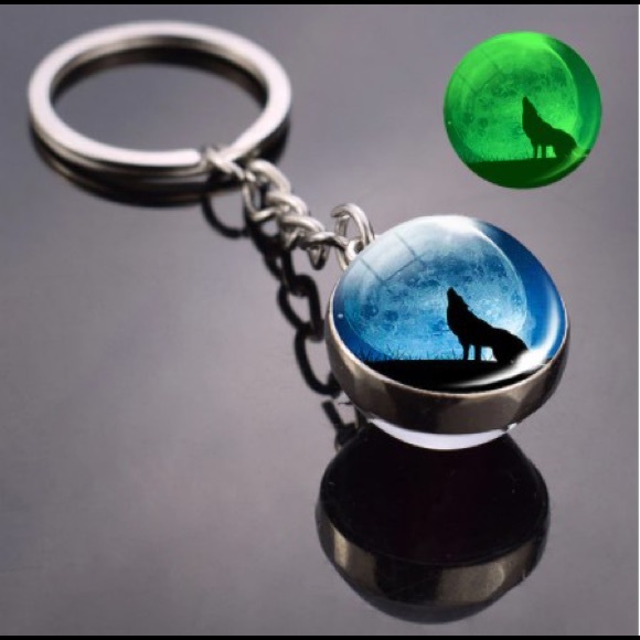 Wolf keychain glow in dark with light